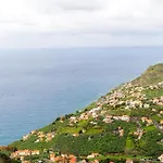 Ana's View, Cozy Apartment, Ac, Sea View & Parking شقة